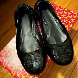 Tory Burch Reva black patent ballet flat, size 6.5
